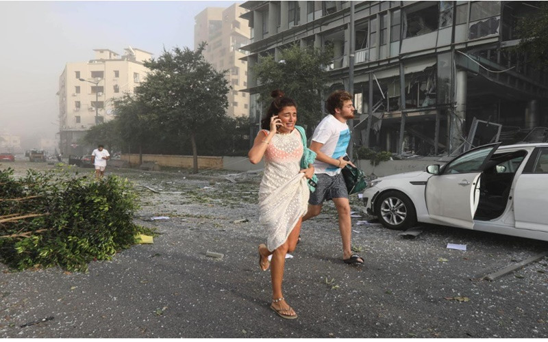 Người dân hoảng loạn rời khỏi khu vực xảy ra vụ nổ. (Ảnh: Reuters) Từ hiện trường vụ nổ kinh hoàng tại Lebanon -0