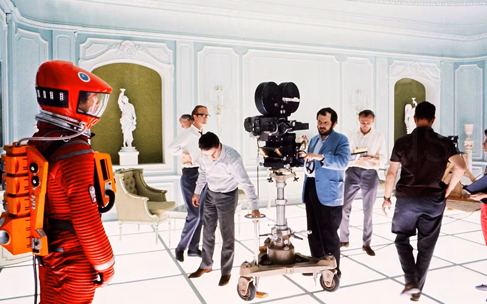 Đạo diễn Stanley Kubrick ( thứ 4 từ phải qua) trên phim trường 2001 Space Odyssey. Ảnh: Vanity Fair