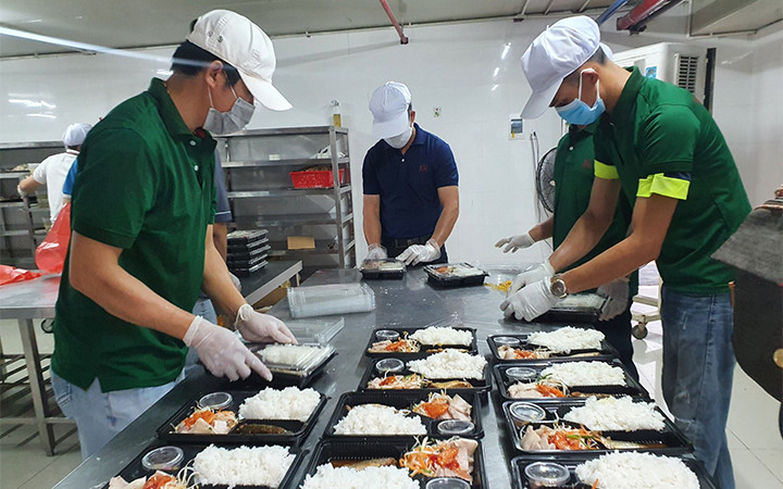 Hàng nghìn suất cơm thiện nguyện mỗi ngày được gửi tới các y sĩ, bác sĩ Đà Nẵng trên tuyến đầu chống dịch. Ảnh: ANH ĐÀO