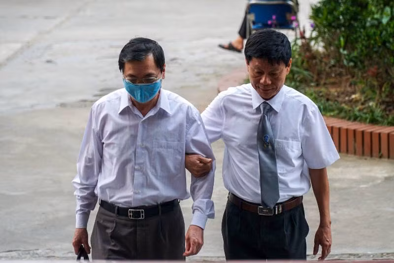 Bị cáo Vũ Huy Hoàng di chuyển vào khu vực xét xử tại Tòa án nhân dân TP Hà Nội. 