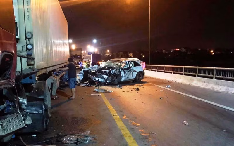 Hiện trường vụ tai nạn giao thông ngay giữa cầu Quán Hàu (Quảng Bình).