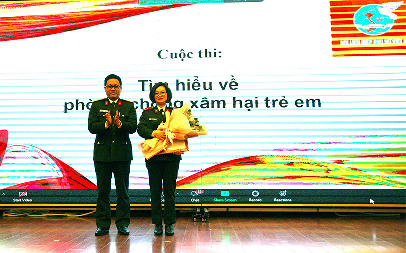 Đại tá Nguyễn Hồng Nguyên - Phó Chánh văn phòng Bộ Công an - trao giải Nhì cho tác giả Nguyễn Thị Kim Chi Kết quả tổ chức Cuộc thi trắc nghiệm trực tuyến “Tìm hiểu về phòng, chống xâm hại trẻ em” -0