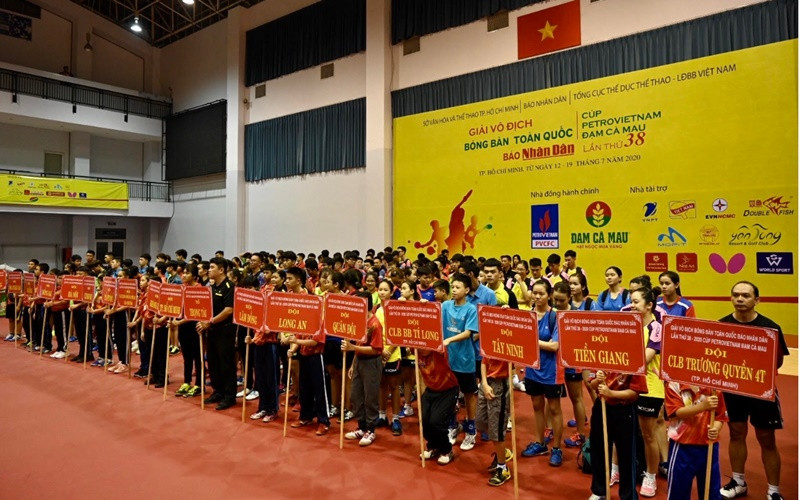 Các vận động viên đến từ 19 đoàn bóng bàn của các tỉnh, thành phố, ngành, doanh nghiệp trên toàn quốc tại lễ khai mạc. Khai mạc Giải vô địch bóng bàn toàn quốc Báo Nhân Dân lần thứ 38 năm 2020 -2