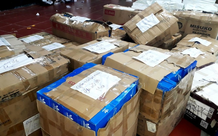 Hàng hóa có dấu hiệu giả mạo nhãn hiệu như giày thể thao, quần áo nhãn hiệu adidas... của các thương hiệu nổi tiếng. 4_3-1594701851244.jpg