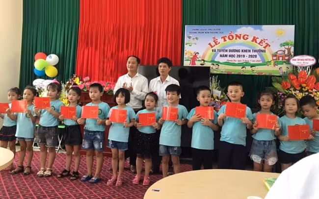 Trao giấy khen cho trẻ Trường mầm non Phượng Dực (xã Phượng Dực, huyện Phú Xuyên, Hà Nội) tại lễ tổng kết năm học 2019 - 2020.