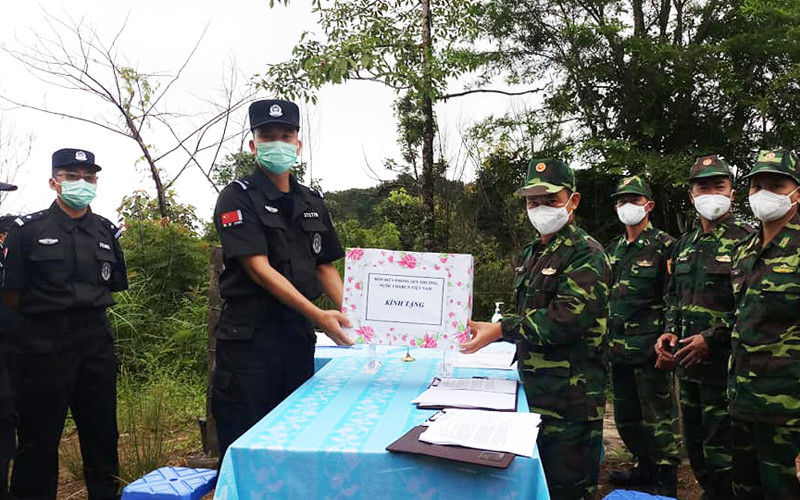 Đại diện Đồn Biên phòng Sen Thượng, Việt Nam tặng quà lưu niệm Đại đội quản lý biên giới Giang Thành, Trung Quốc.