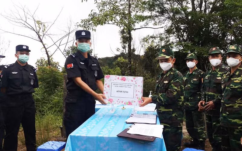 Đại diện Đồn Biên phòng Sen Thượng, Việt Nam tặng quà lưu niệm Đại đội quản lý biên giới Giang Thành, Trung Quốc.