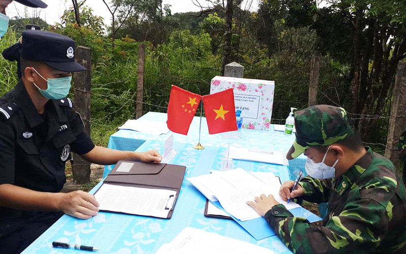 Đại diện hai đơn vị ký biên bản ghi nhớ kết quả buổi hội đàm Tăng cường hợp tác đấu tranh với tội phạm đưa người qua biên giới -0