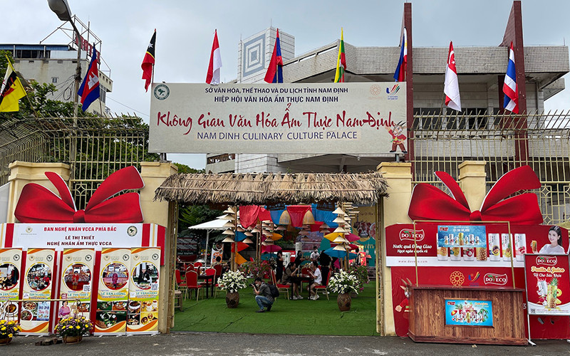 Không gian văn hóa ẩm thực phục vụ SEA Games 31 bên ngoài sân vận động Thiên Trường.
