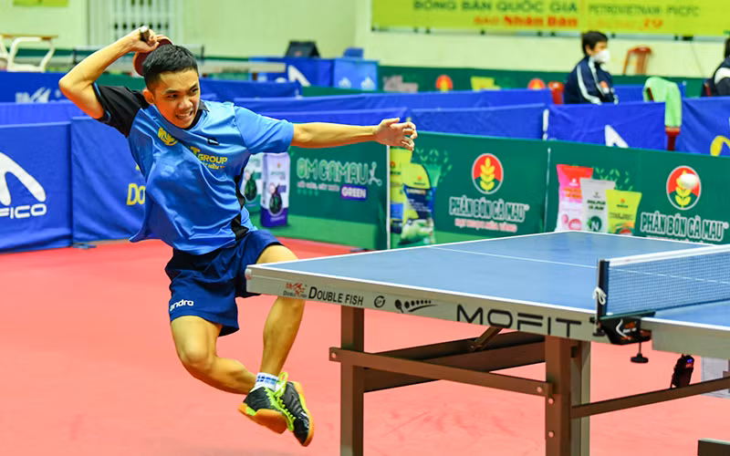 Tay vợt 19 tuổi Đinh Anh Hoàng là vận động viên thuộc biên chế của Câu lạc bộ Hà Nội T&T, sinh ra ở Đắk Lắk.