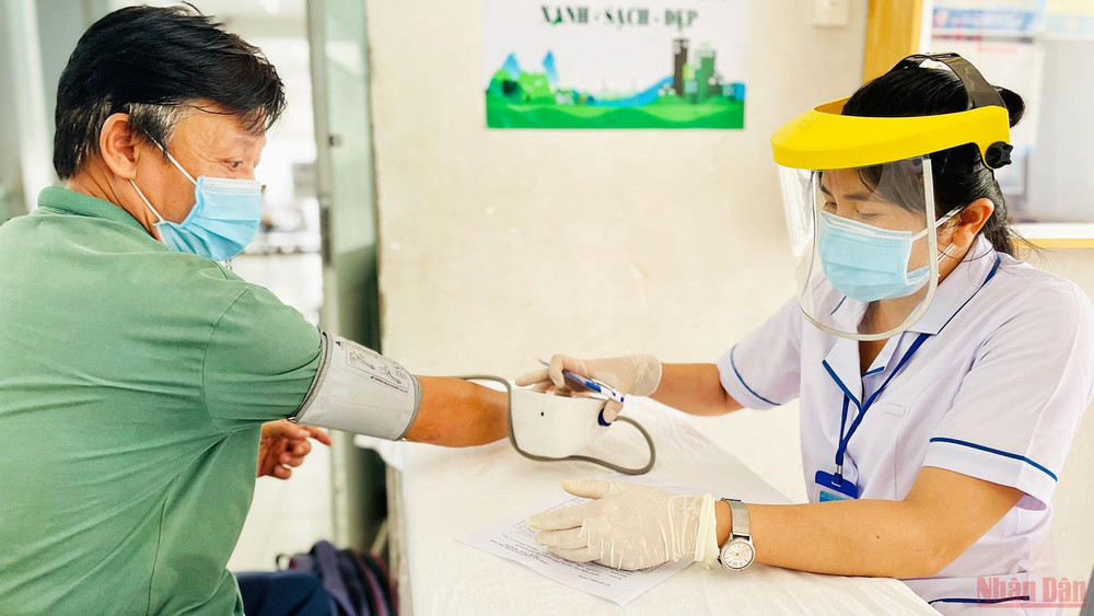 Khám sàng lọc sức khỏe trước khi tiêm vaccine cho người dân tại điểm tiêm chủng phường 25, quận Bình Thạnh, TP Hồ Chí Minh 