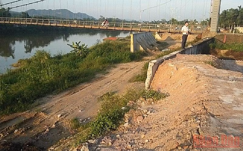 Cầu treo Bến Oánh xuống cấp nghiêm trọng, ô-tô không đi lại được. (Ảnh: THẾ BÌNH)