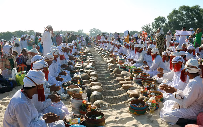 Nghi thức cúng bái tổ tiên mở đầu cho Tết cổ truyền Ramưwan của đồng bào Chăm theo đạo Bà Ni ở Bình Thuận. (Ảnh TTXVN)