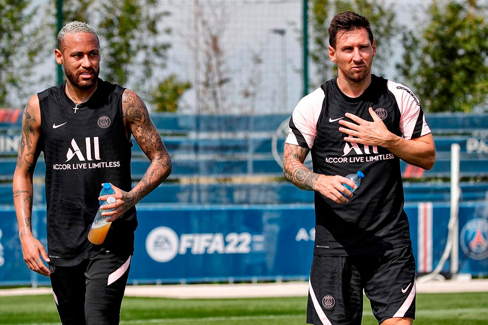Neymar có mặt trên sân tập cùng Messi. Trước đó tại một buổi phỏng vấn, Messi thừa nhận một trong những lý do anh gia nhập PSG là vì Neymar và dàn cầu thủ chất lượng. Mục tiêu của Messi là giành thêm danh hiệu Champions League và PSG chính là điểm đến thích hợp nhất. Buổi tập đầu tiên của Messi tại PSG -0