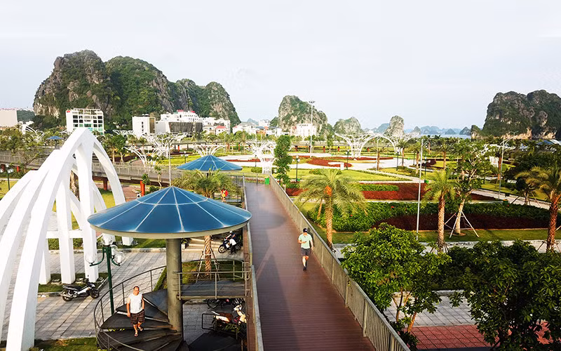 Sau khi được chuyển giao từ dự án xây dựng Trung tâm thương mại Ocean Bank, Công viên hoa Hạ Long do Tập đoàn Vingroup đầu tư được xây dựng khang trang, sạch đẹp.