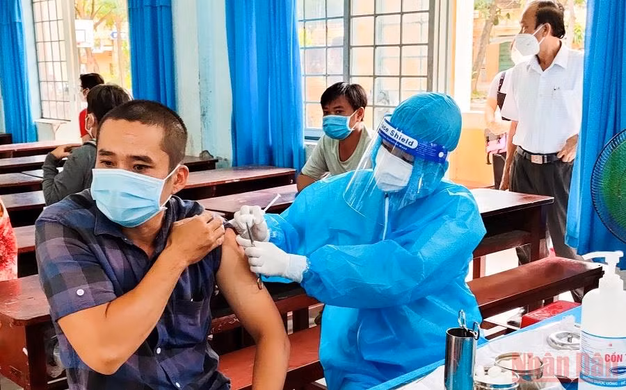 Người dân tiêm vaccine phòng Covid-19 tại xã Mỹ Đông, huyện Tháp Mười, Đồng Tháp. (Ảnh: HỮU NGHĨA)