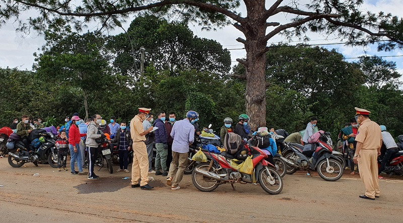 Cảnh sát giao thông tỉnh Kon Tum ghi lại danh sách các phương tiện đi qua tỉnh. Hỗ trợ người dân về quê tránh dịch -0