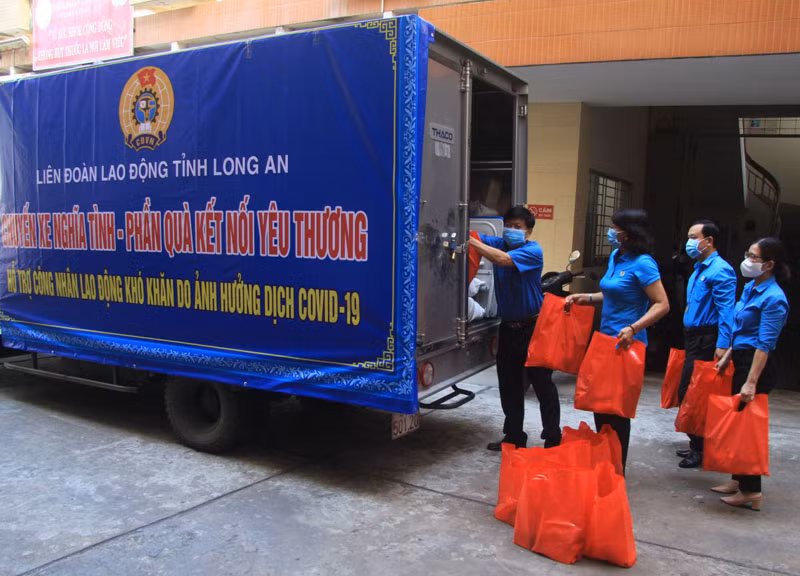 Chuyến xe nghĩa tình hỗ trợ công nhân, lao động có hoàn cảnh khó khăn do ảnh hưởng dịch Covid-19 tại Long An.