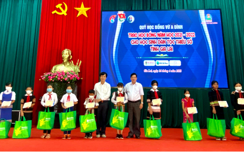 Ông Nguyễn Trân Châu, Phó Giám đốc Thường trực Quỹ “Học bổng Vừ A Dính”, Phó Tổng Biên tập Báo Thiếu niên Tiền phong và Nhi đồng trao học bỗng cho các em học sinh.