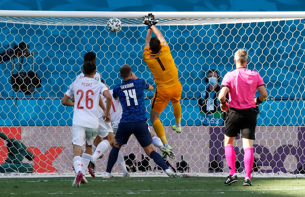 Thủ môn Martin Dubravka (Slovakia) đấm bóng phản lưới nhà, khởi đầu cho chiến thắng 5-0 của Tây Ban Nha ở lượt trận cuối bảng E. Đây đã là bàn phản lưới nhà thứ 3 của các thủ môn ở kỳ Euro lần này. Những khoảnh khắc ấn tượng trên sân cỏ Euro 2020 -0
