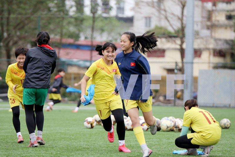 Sau thời gian nghỉ Tết khá dài, các cầu thủ hào hứng trong buổi tập đầu tiên. Hai đội Dự tuyển nữ trẻ Quốc gia hội quân trở lại -0