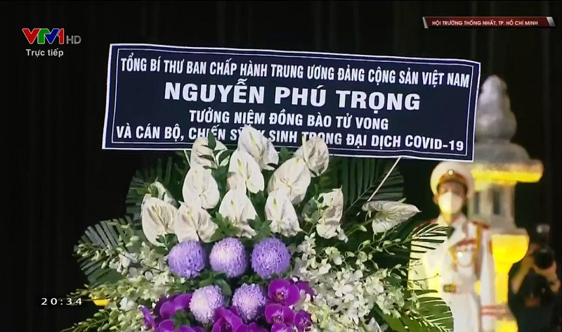 Đồng chí Nguyễn Phú Trọng, Tổng Bí thư Ban chấp hành Trung ương Đảng gửi vòng hoa tưởng niệm những người đã khuất. Lễ tưởng niệm đồng bào tử vong và cán bộ, chiến sĩ hy sinh trong dịch Covid-19 -0