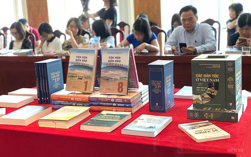 Trưng bày một số bộ sách tiêu biểu tại lễ công bố. NXB Chính trị quốc gia Sự thật công bố sách xuất bản lần thứ nhất năm 2020 -0