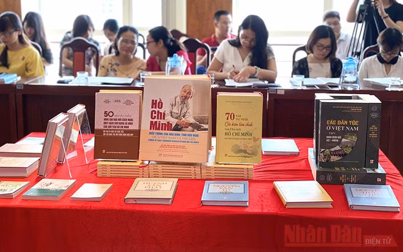 Trưng bày một số cuốn sách tiêu biểu Kỷ niệm 130 năm Ngày sinh Chủ tịch Hồ Chí Minh.