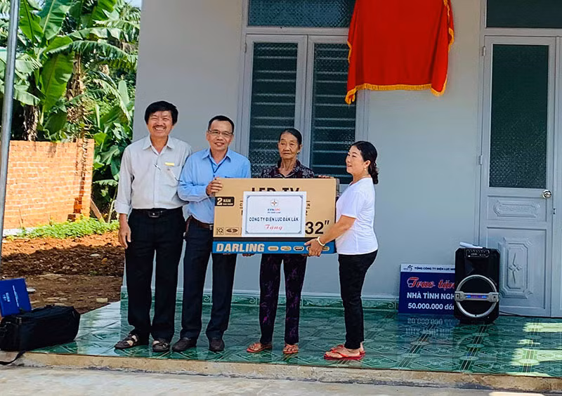 Tổng công ty Điện lực miền Trung trao tặng năm nhà tình nghĩa cho gia đình chính sách ở Đắk Lắk -0