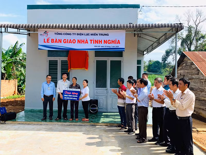 Bàn giao nhà tình nghĩa cho bà Nguyễn Thị Tịnh.