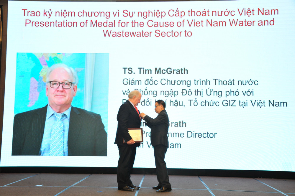 "Ông Tây Nam Bộ" đã dành gần như cả cuộc đời để nỗ lực góp phần thay đổi mảnh đất Chín Rồng. Trong ảnh, Tiến sĩ Timothy Edward McGrath nhận kỷ niệm chương vì sự nghiệp cấp thoát nước Việt Nam. Tim McGrath - Người bạn đặc biệt của mảnh đất Chín rồng -0