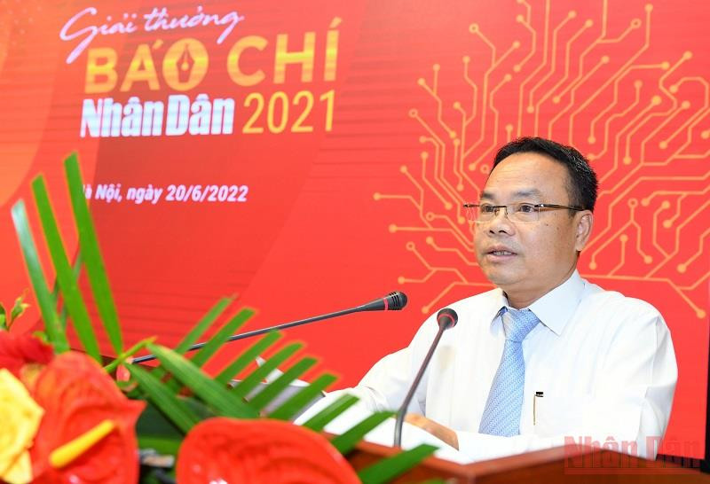 Phó Tổng Biên tập Đinh Như Hoan phát biểu tại Lễ trao giải. Mít tinh kỷ niệm 97 năm Ngày Báo chí cách mạng Việt Nam -0