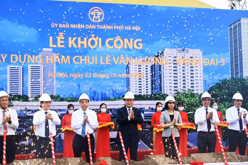 Bí thư Thành ủy Vương Đình Huệ, Chủ tịch UBND TP Hà Nội Chu Ngọc Anh cùng các đại biểu thực hiện nghi thức khởi công dự án xây dựng hầm chui Lê Văn Lương - Vành đai 3. (Ảnh: DUY LINH)