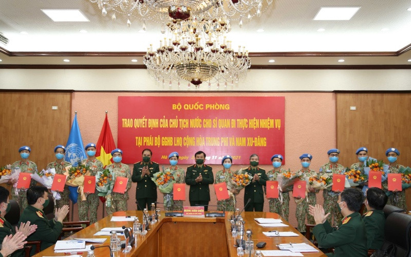 Thượng tướng Hoàng Xuân Chiến trao Quyết định của Chủ tịch nước cho 12 sĩ quan chuẩn bị lên đường làm nhiệm vụ gìn giữ hòa bình Liên hợp quốc. Chủ tịch nước cử 12 “sứ giả” tham gia gìn giữ hòa bình Liên hợp quốc -0