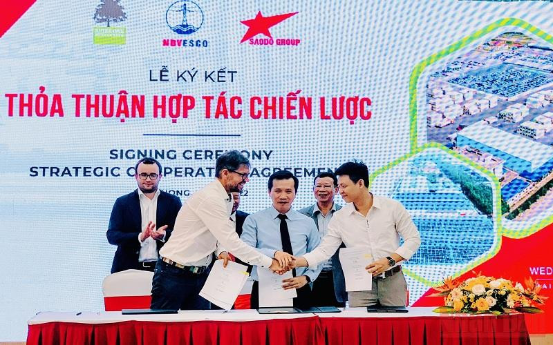 Đại diện Tập đoàn Sao Đỏ ký kết hợp tác chiến lược phát triển năng lượng tái tạo với Tập đoàn Shire Oak International và Công ty cổ phần Kinh doanh điện Nam Đình Vũ. Hải Phòng xúc tiến đầu tư phát triển năng lượng tái tạo trong khu công nghiệp -0
