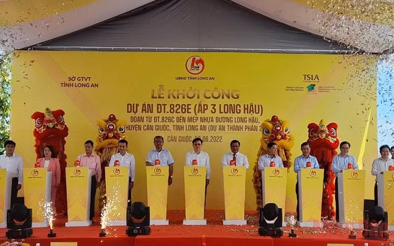 Lãnh đạo tỉnh Long An và các nhà đầu tư ấn nút khởi công dự án thành phần hai đường tỉnh 826E.