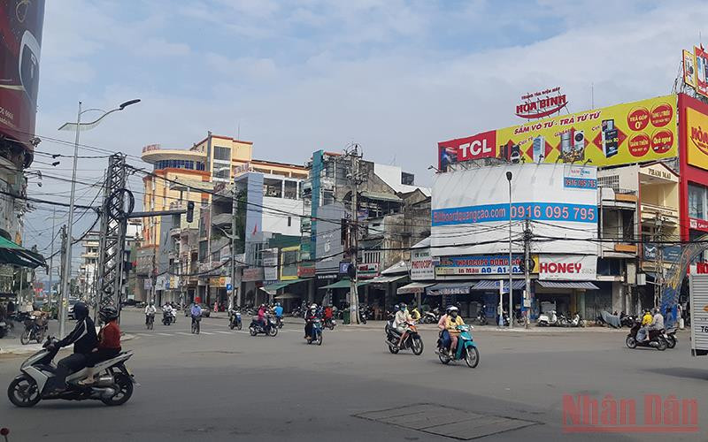 Trước nguy cơ dịch Covid-19 lây lan diện rộng, TP Quảng Ngãi, tỉnh Quảng Ngãi siết chặt thêm nhiều hoạt động.