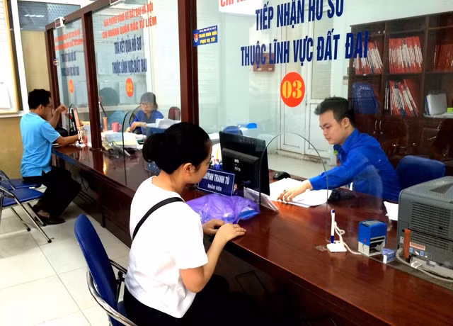 Người dân làm thủ tục đề nghị cấp sổ đỏ tại Văn phòng Đăng ký đất đai Hà Nội.