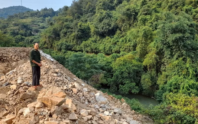 Doanh nghiệp đổ thải sai quy định, xả thải “tràn” xuống suối -0