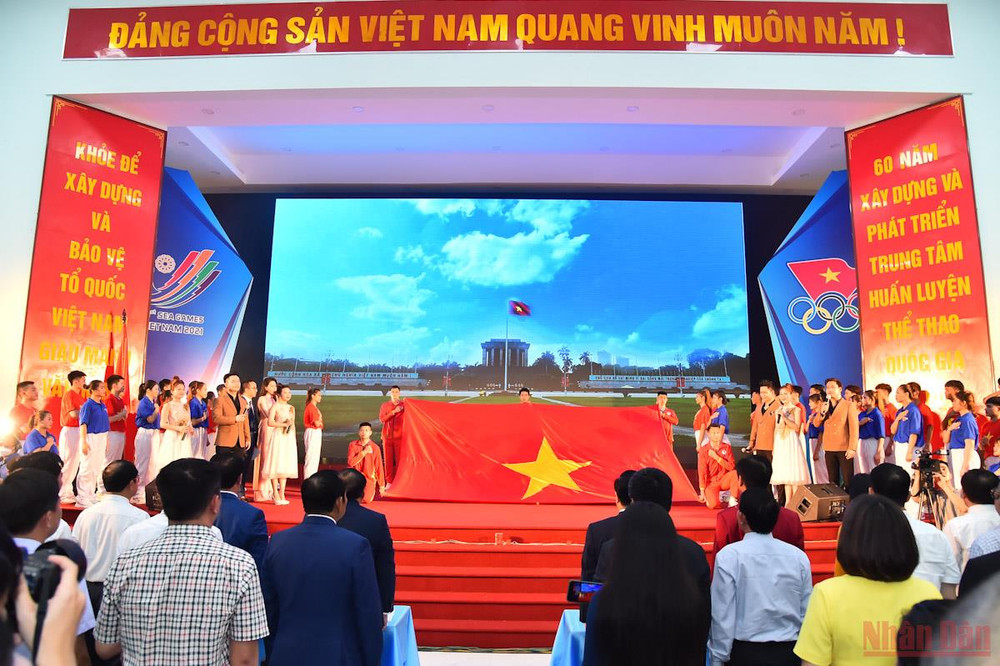 Các đại biểu, vận động viên, huấn luyện viện thực hiện nghi thức chào cờ. Đoàn thể thao Việt Nam xuất quân tham dự SEA Games 31 -0