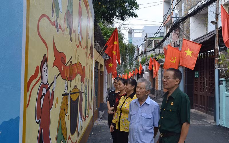 Cô Vũ Thúy Hòa (thứ ba, từ trái sang).
