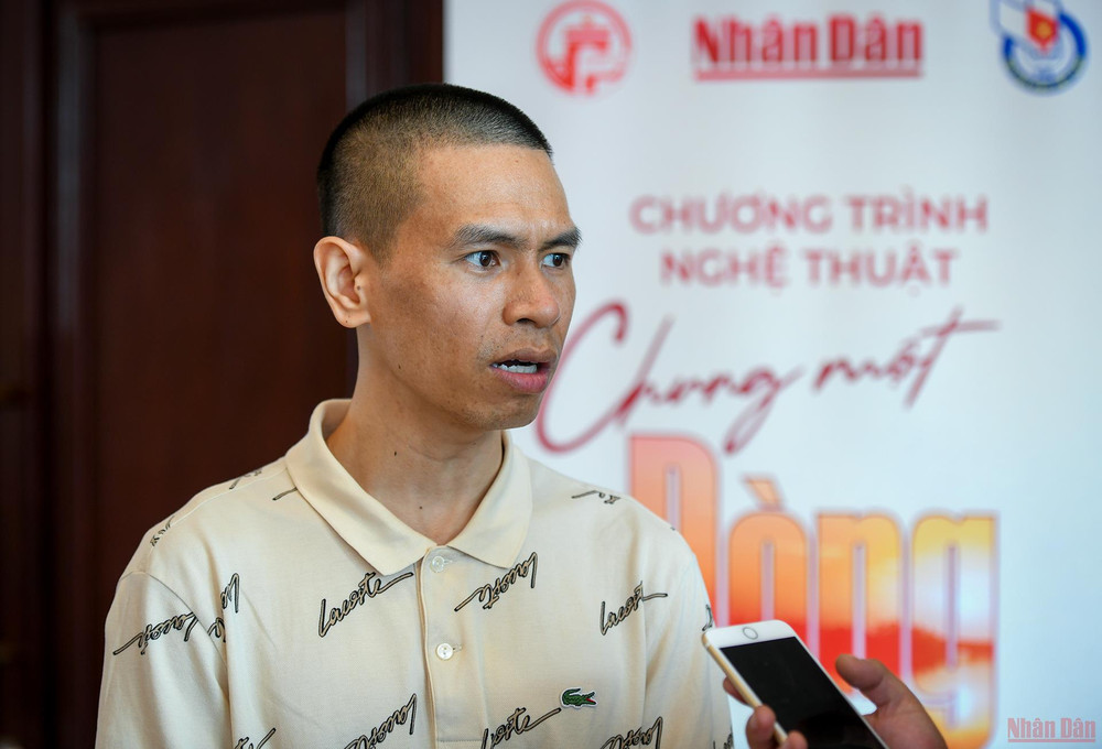 Ca sĩ Đức Tùng (Nhóm Oplus), người thể hiện “Bài tình ca” của cố nhạc sĩ Phạm Duy, chia sẻ với phóng viên Báo Nhân Dân: Đây là chương trình rất đặc biệt và mang lại cảm xúc khó tả cho tôi. (Ảnh: THÀNH ĐẠT) Tổng duyệt Chương trình “Chung một dòng sông” -0