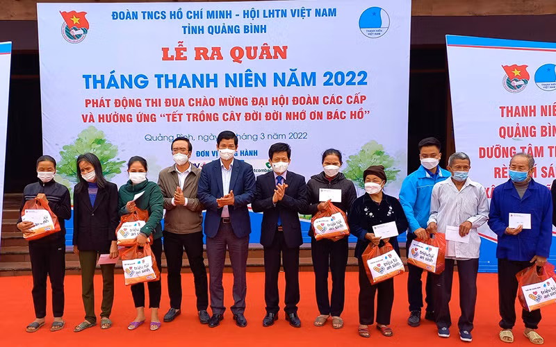 Các đại biểu tặng quà cho gia đình chính sách tại thị xã Ba Đồn.