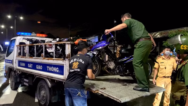 Tạm giữ nhiều thanh niên cùng phương tiện tham gia đua xe trái phép -0