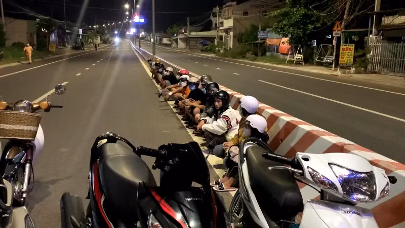 Nhóm thanh niên tham gia đua xe trái phép bị các lực lượng công an chặn bắt trên đường Nguyễn Thông, phường Phú Hài, TP Phan Thiết (Bình Thuận).