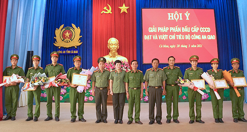 Ban Giám đốc Công an tỉnh Cà Mau trao Bằng khen, giấy khen cho các tập thể, cá nhân quyết tâm vượt khó nâng cao hiệu quả cấp CCCD.