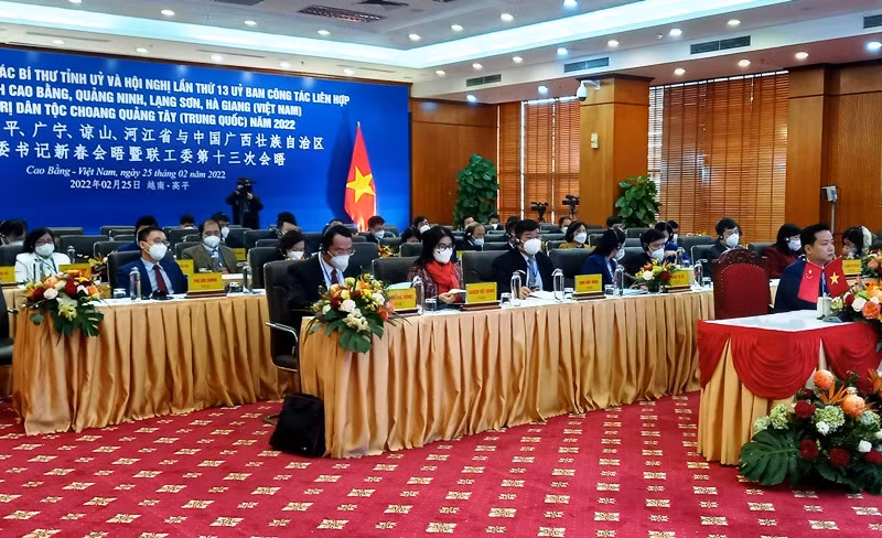 Các đại biểu dự hội nghị lần thứ 13 Ủy ban công tác liên hợp giữa các tỉnh: Cao Bằng, Lạng Sơn, Hà Giang, Quảng Ninh và Khu tự trị dân tộc Choang Quảng Tây (Trung Quốc).