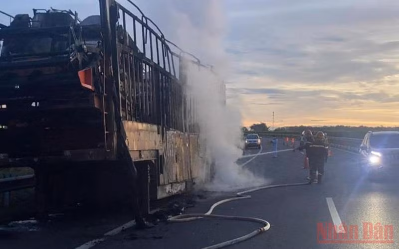 Xe tải chở 3 ô-tô cháy dữ dội trên cao tốc TP Hồ Chí Minh-Long Thành-Dầu Giây -0