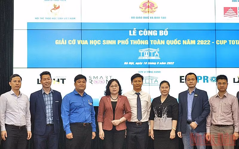 Thứ trưởng Giáo dục và Đào tạo Ngô Thị Minh (thứ tư, từ trái) và các đồng chí trong Ban Tổ chức Giải đấu tại buổi lễ. 