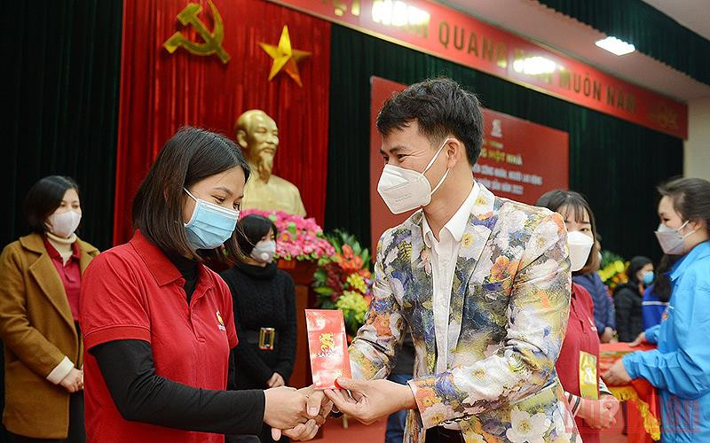NSƯT Xuân Bắc trao lì xì và vé xe miễn phí tặng thanh niên công nhân trong khuôn khổ chương trình “Tết chung một nhà”. Hành trình nhân văn và bền vững hướng đến cộng đồng -0